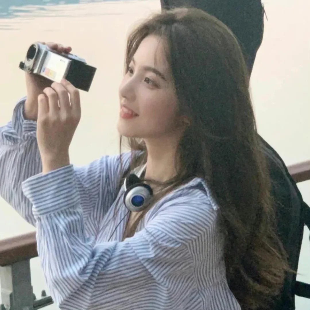 下山后我被美女包围了